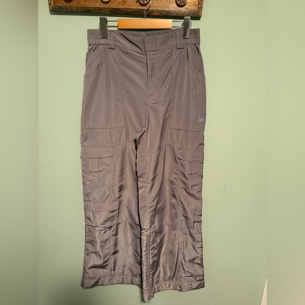 ALO Yoga Womens Wide-Leg Cargo Pants in Taupe